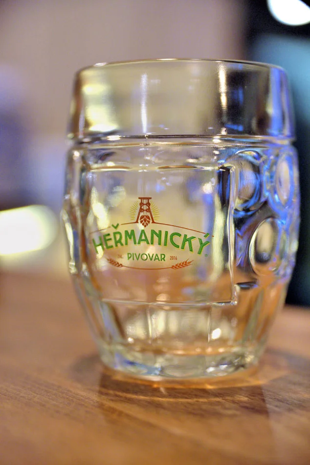 Pivní sklenice s barevým logem pivovaru